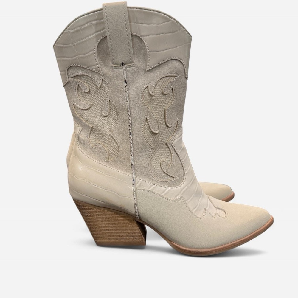 Source Unknown Cream Heeled Boots - image 1